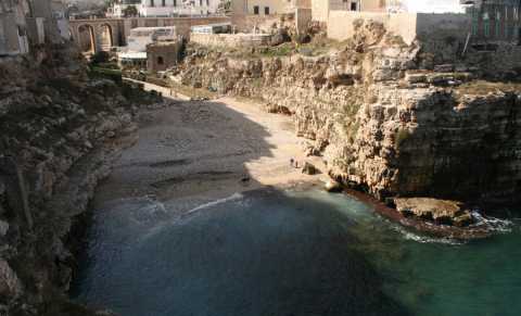 Viste mozzafiato, ponti romani, passaggi nascosti:  Lama Monachile, a Polignano